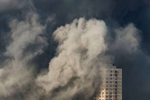 Asap mengepul setelah serangan Israel, di Kota Gaza, Rabu (11/10/2023). Foto: Mohammed Salem/REUTERS