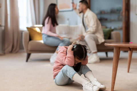  Anak melihat orang tua bertengkar.  Foto: Shutterstock