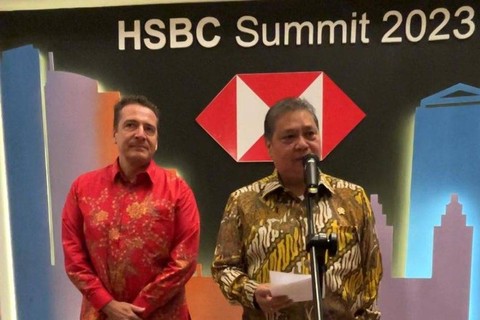 Presiden Direktur HSBC Indonesia Francois de Maricourt bersama Menteri Koordinator Bidang Perekonomian Airlangga Hartarto dalam HSBC Summit 2023 di Jakarta pada Rabu (11/10). Foto: Widya Islamiati/kumparan