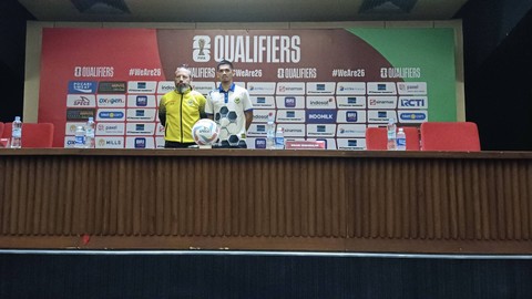 Pelatih Brunei Darussalam, Mario Rivera (kiri), dan Kapten Timnas Brunei Darussalam, Hendra Azam (kanan), dalam konferensi pers jelang melawan Indonesia di Kualifikasi Piala Dunia 2026 di Stadion Gelora Bung Karno, Jakarta, pada Rabu (11/10). Foto: Jodi Hermawan/kumparan