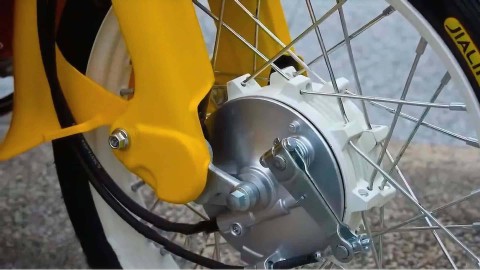 Motor China Jialing CoCo JL125B-10 yang mirip dengan Honda Super Cub series. Foto: Jialing