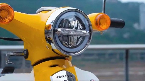 Motor China Jialing CoCo JL125B-10 yang mirip dengan Honda Super Cub series. Foto: Jialing
