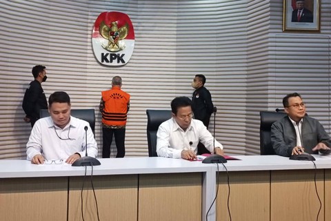 Sekjen Kementan Kasdi Subagyono mengenakan rompi tahanan KPK usai menjalani pemeriksan di Gedung KPK, Jakarta, Rabu (11/10/2023). Foto: Hedi/kumparan