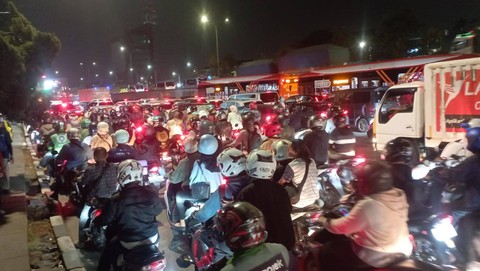 Kemacetan di Jalan TB Simatupang Depan Gedung Antam imbas galian drainase di depan pintu Tol Lenteng Agung, Rabu (11/10/2023).  Foto: Fadlan/kumparan