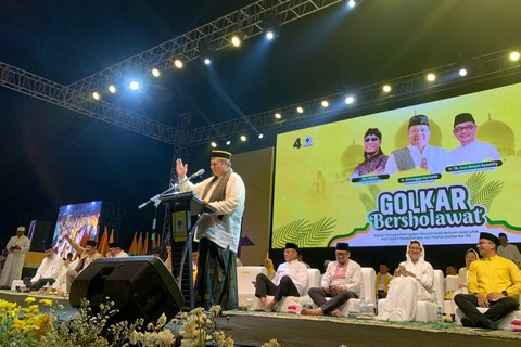 Ketua Umum Partai Golkar Airlangga Hartarto memberikan sambutan di acara Golkar Berselawat di Stadion Si Jalak Harupat, Kabupaten Bandung, Rabu (11/10/2023).  Foto: Luthfi Humam/kumparan