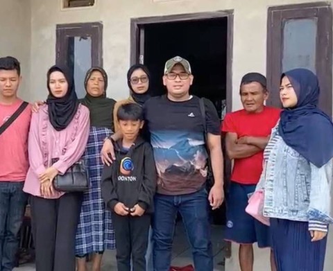 Dimas Yemahura (ketiga kanan) bersama keluarga Dini Sera Afrianti. Dok: Ist.