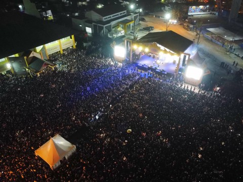 Puluhan ribu penonton padati konser NDX A.K.A di PKOR, Way Halim, Bandar Lampung, Rabu (11/10/2023) | Foto: Roza Hariqo/Lampung Geh