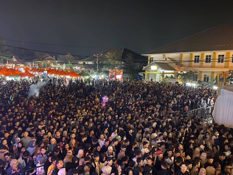 Puluhan ribu penonton antusias menyaksikan NDX AKA di acara Pekan Raya Lampung. | Foto: Sinta Yuliana/Lampung Geh