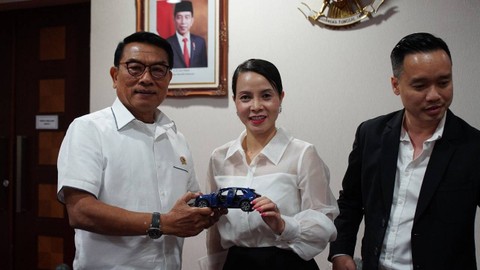 Kepala Staf Kepresidenan Moeldoko bertemu perwakilan Vinfast di Gedung Bina Graha, Jakarta, Selasa (10/10). Foto: dok. ksp.go.id