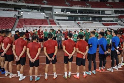 Ketua Umum PSSI Erick Thohir (tengah) menyampaikan arahan usai meninjau sesi latihan Timnas Indonesia di Stadion Utama Gelora Bung Karno (GBK), Senayan, Jakarta, Rabu (11/10/2023). Foto: Dhemas Reviyanto/ANTARA FOTO