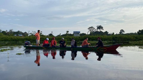 Ketua Komisi V DPR RI, Lasarus meninjau danau yang sedang dinormalisasi di Desa Jaras. Foto: Yusrizal/Hi!Pontianak