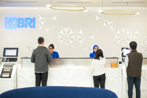 Teller BRI melayani nasabah di salah satu kantor cabang. Foto: Dok. BRI