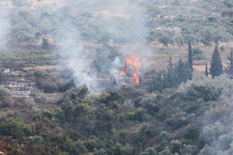 Asap dan api terlihat setelah penembakan Israel di desa Dhayra, dekat perbatasan dengan Israel, di Lebanon selatan, Rabu (11/10/2023). Foto: Mohamed Azakir/REUTERS