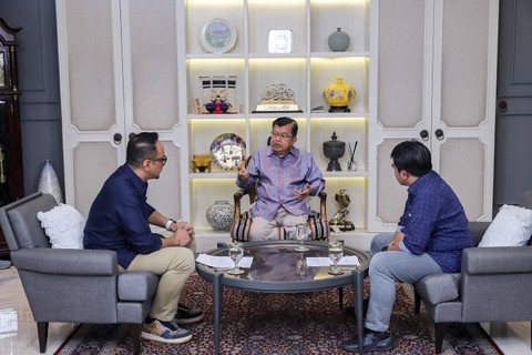 Pemimpin Redaksi kumparan, Arifin Asydhad (kanan) bersama Pakar komunikasi politik, Irfan Wahid atau Ipang Wahid (kiri) saat mewawancarai Wakil Presiden ke-10 dan ke-12 RI Jusuf Kalla (tengah) di program Info A1 kumparan. Foto: Jamal Ramadhan/kumparan