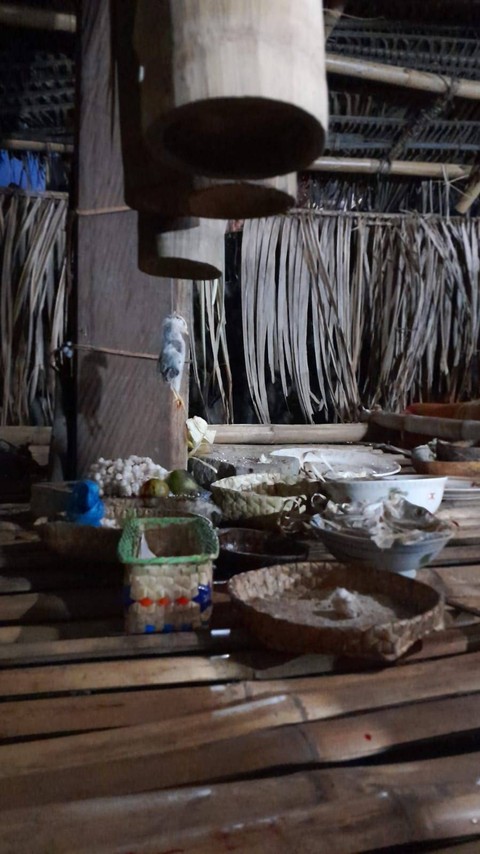 Ayam yang mati dengan kaki lurus artinya semua aman dan siap melanjutkan acara. Foto: Dok. Pribadi