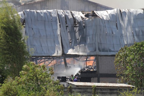 Petugas pemadam kebakaran berusaha memadamkan api yang membakar pabrik tisu PT Sun Paper Source (SPS) di Desa Kembangringgit, Pungging, Mojokerto, Jawa Timur, Kamis (12/10/2023). Foto: Umarul Faruq/ANTARA FOTO