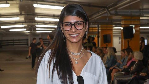 Mia Khalifa berpose dalam suatu acara fesyen di London, Agustus 2023 lalu.