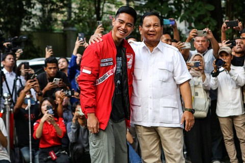 Ketua Umum Partai Gerindra Prabowo Subianto (kanan) bersama Ketua Umum Partai Solidaritas Indonesia Kaesang Pangarep (kiri) berbincang di Rumah Kertanegara, Jakarta, Kamis (12/10/2023). Foto: Asprilla Dwi Adha/ANTARA FOTO