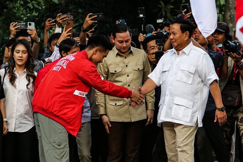 Ketua Umum Partai Gerindra Prabowo Subianto (kanan) menyambut Ketua Umum Partai Solidaritas Indonesia Kaesang Pangarep (kiri) saat pertemuan di Rumah Kertanegara, Jakarta, Kamis (12/10/2023).  Foto: Asprilla Dwi Adha/ANTARA FOTO