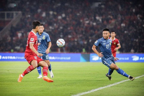 Pemain Timnas Indonesia Hokky Caraka berebut bola dengan pemain Brunei Darussalam pada pertandingan Kualifikasi Piala Dunia 2026 Zona Asia di Stadion Gelora Bung Karno, Jakarta, Kamis (12/10/2023). Foto: Jamal Ramadhan/kumparan