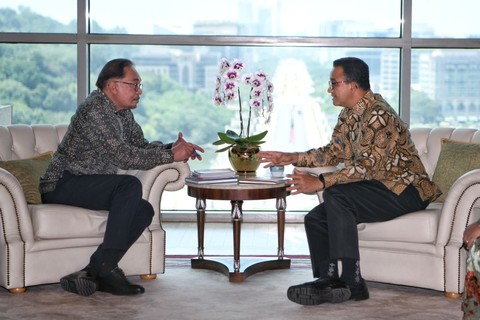 Anies bersama Perdana Menteri Malaysia Anwar Ibrahim dalam membahas hubungan antara Indonesia dengan Malaysia. Foto: Dok. Istimewa