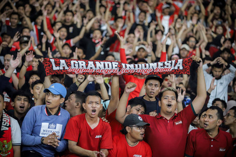 Pendukung Timnas Indonesia saat melawan Brunei Darussalam pada pertandingan Kualifikasi Piala Dunia 2026 Zona Asia di Stadion Gelora Bung Karno, Jakarta, Kamis (12/10/2023). Foto: Jamal Ramadhan/kumparan