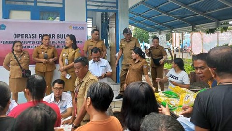 Operasi pasar murah di Kabupaten Sitaro yang menjual harga beras medium lebih murah dibandingkan harga pasaran. 