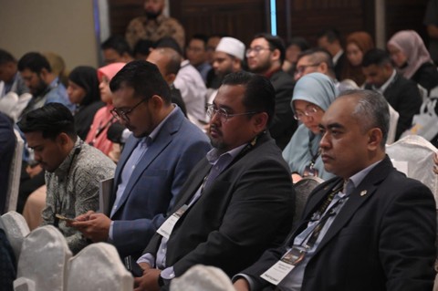 Para tamu dalam acara 40th Anniversary Simposium by International Islamic University Alumni Association saat berdoa untuk warga Palestina. Foto: Dok. Istimewa