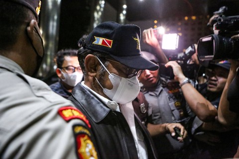 Tersangka kasus dugaan korupsi di lingkungan Kementerian Pertanian (Kementan) Syahrul Yasin Limpo tiba di Gedung Merah Putih KPK, Jakarta, Kamis (12/10/2023). Foto: Asprilla Dwi Adha/ANTARA FOTO