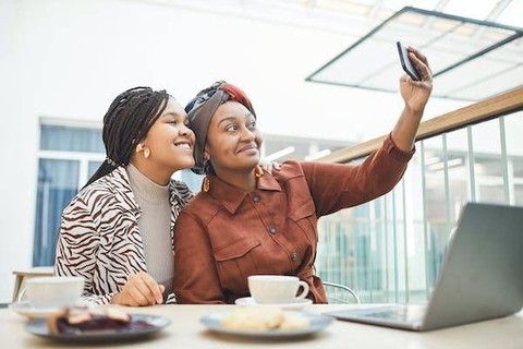 Dunia online semakin mudah diakses oleh perempuan. Foto: https://www.pexels.com/