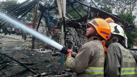 Situasi penanganan kebakaran di gudang tempat penyimpanan alat pesta. Foto: Dok. Istimewa