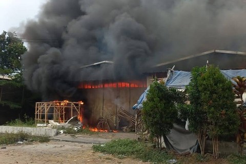 Situasi penanganan kebakaran di gudang tempat penyimpanan alat pesta. Foto: Dok. Istimewa