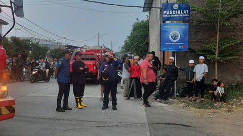 Situasi penanganan kebakaran di gudang tempat penyimpanan alat pesta. Foto: Dok. Istimewa