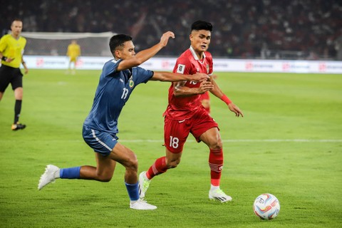 Pemain Timnas Indonesia Ramadhan Sananta berebut bola dengan pemain Brunei Darussalam pada pertandingan Kualifikasi Piala Dunia 2026 Zona Asia di Stadion Gelora Bung Karno, Jakarta, Kamis (12/10/2023). Foto: Jamal Ramadhan/kumparan