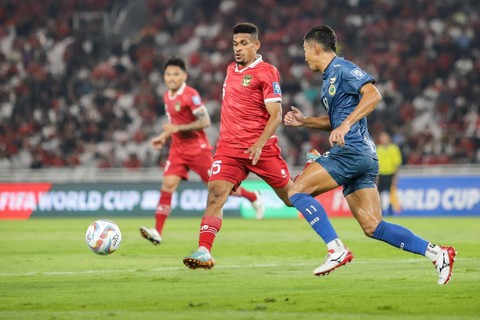 Pemain Timnas Indonesia Ricky Kambuaya berebut bola dengan pemain Brunei Darussalam pada pertandingan Kualifikasi Piala Dunia 2026 Zona Asia di Stadion Gelora Bung Karno, Jakarta, Kamis (12/10/2023). Foto: Jamal Ramadhan/kumparan