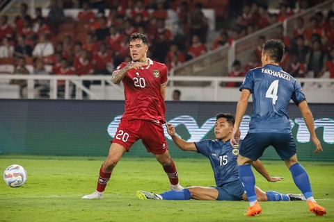 Pemain Timnas Indonesia Shayne Pattynama berebut bola dengan pemain Brunei Darussalam pada pertandingan Kualifikasi Piala Dunia 2026 Zona Asia di Stadion Gelora Bung Karno, Jakarta, Kamis (12/10/2023). Foto: Jamal Ramadhan/kumparan