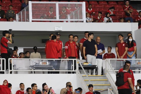 Bek klub Swansea City, Nathan Tjoe-A-On bersama Presiden Jokowi menyaksikan pertandingan Timnas Indonesia melawan Brunei Darussalam pada pertandingan Kualifikasi Piala Dunia 2026 Zona Asia di Stadion Gelora Bung Karno, Jakarta, Kamis (12/10/2023). Foto: Jamal Ramadhan/kumparan