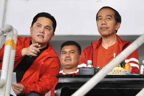 Presiden Joko Widodo menyaksikan pertandingan Timnas Indonesia melawan Brunei Darussalam pada pertandingan Kualifikasi Piala Dunia 2026 Zona Asia di Stadion Gelora Bung Karno, Jakarta, Kamis (12/10/2023).  Foto: Dhemas Reviyanto/ANTARA FOTO