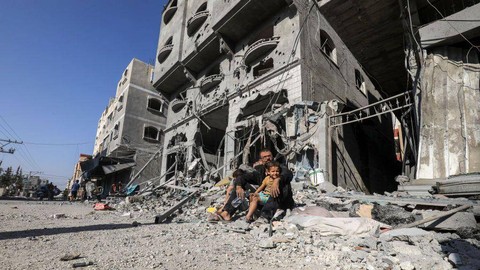 Pemandangan bangunan yang hancur setelah serangan udara Israel di Rafah, Gaza pada Kamis (12/10). 