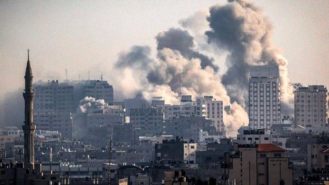 Asap mengepul selama serangan udara Israel di Jalur Gaza pada Kamis (12/10).