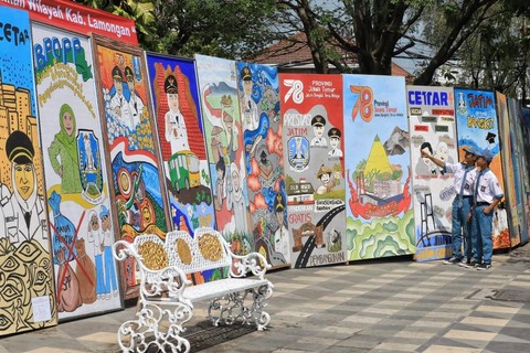 Mural karya siswa SMA, SMK dan SLB di Jawa Timur dengan tema prestasi Gubernur Jatim Khofifah Indar Parawansa dan Wakil Gubernur Emil Elestianto Dardak,  dipamerkan di sepanjang jalan Gubernur Suryo hingga Genteng Kali Surabaya. Foto-foto: Humas Prov Jatim