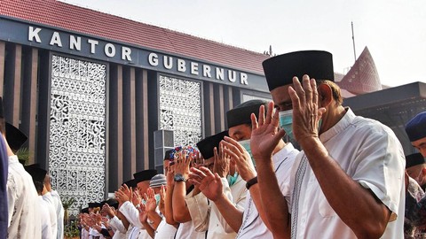 Sejumlah pegawai ASN Sumsel yang sedang mengikuti pelaksanaan salat istisqa yang dilaksanakan di halaman kantor Gubernur Sumsel, Jumat (13/10) Foto: ary priyamto/urban id