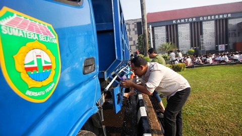 Fasilitas berwudhu yang disiapkan Pemprov Sumsel untuk pegawai yang hendak melaksanakan salat istisqa di halaman kantor Gubernur Sumsel, Jumat (13/10) Foto: ary priyanto/urban id