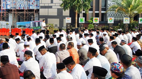 Pj Gubernur Sumsel, Dr Agus Fathoni yang sedang memberikan sambutan sebelum pelaksanaan salat istisqa yang digelar secara serentak, Jumat (13/10) Foto: ary priyanto/urban id