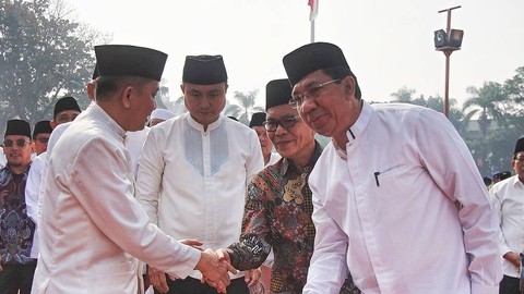 Pj Gubernur Sumsel, Dr Agus Fathoni menyalami sejumlah pejabat usai melakukan salat istisqa di halaman kantor pemerintah daerah, Jumat (13/10) Foto: ary priyanto/urban id