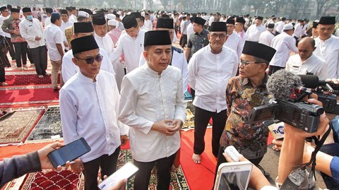 Pj Gubernur Sumsel, Dr Agus Fathoni yang memberikan keterangan kepada media usai pelaksanaan salat istisqa yang digelar di halaman kantor pemerintah daerah Provinsi Sumatera Selatan, Jumat (13/10) Foto: ary priyanto/urban id