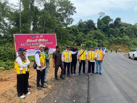 Ketua Komisi V DPR RI, Lasarus, bersama mitra kerja didampingi Bupati Kapuas Hulu meninjau Jalan Nanga Era-Batas Kaltim. Foto: Yusrizal/Hi!Pontianak