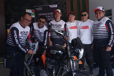 Direksi Pertamina Lubricants melakukan pengisian pelumas Pertamina Enduro Platinum di  Denpasar, Bali pada Jumat (13/10). Foto: Fitra Andrianto/kumparan