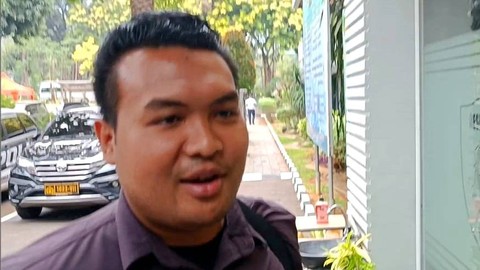 Ajudan Firli Bahuri, Kevin Egananta, tiba di Polda Metro Jaya, Jakarta, Jumat (13/10/2023). Foto: Thomas Bosco/kumparan