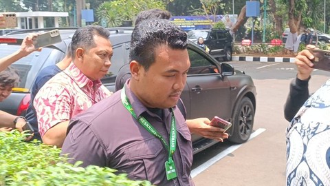Ajudan Firli Bahuri, Kevin Egananta, tiba di Polda Metro Jaya, Jakarta, Jumat (13/10/2023). Foto: Thomas Bosco/kumparan